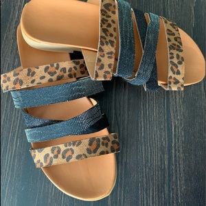 Leopard/blk/grey crisscross strap sandals